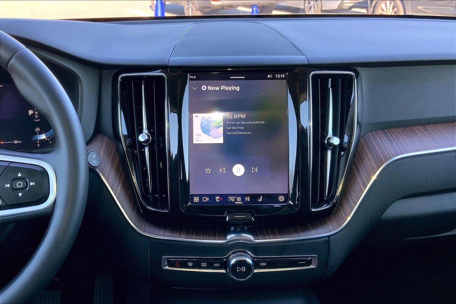 Used 2022 Volvo XC60 B5 Momentum w/ Climate Package image 6