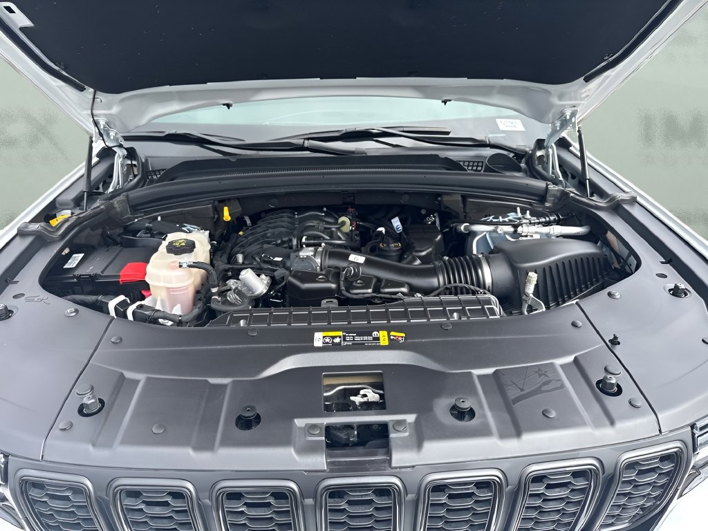 Used 2025 Jeep Grand Cherokee Altitude AWD/4WD image 20