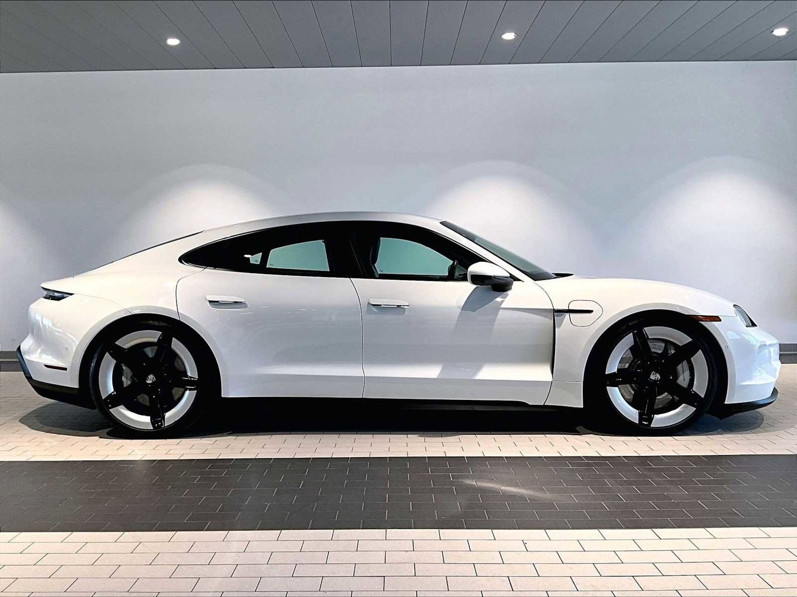 Used 2025 Porsche Taycan image 11