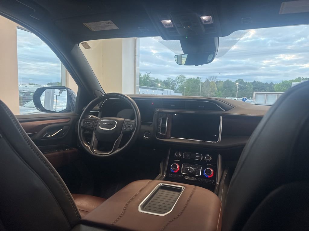 Used 2023 GMC Yukon XL Denali Ultimate AWD/4WD image 10