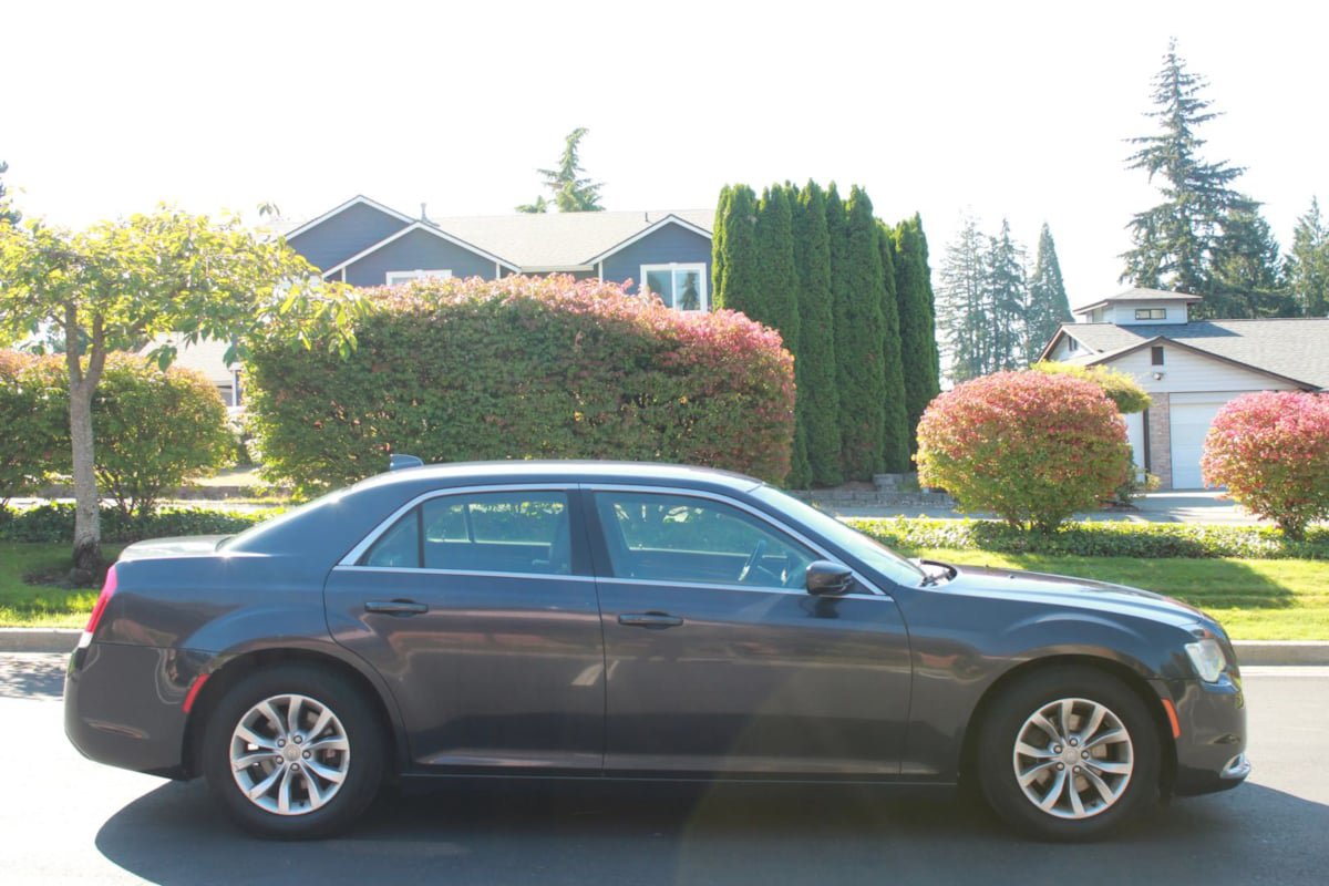 Used 2015 Chrysler 300 Limited RWD image 8