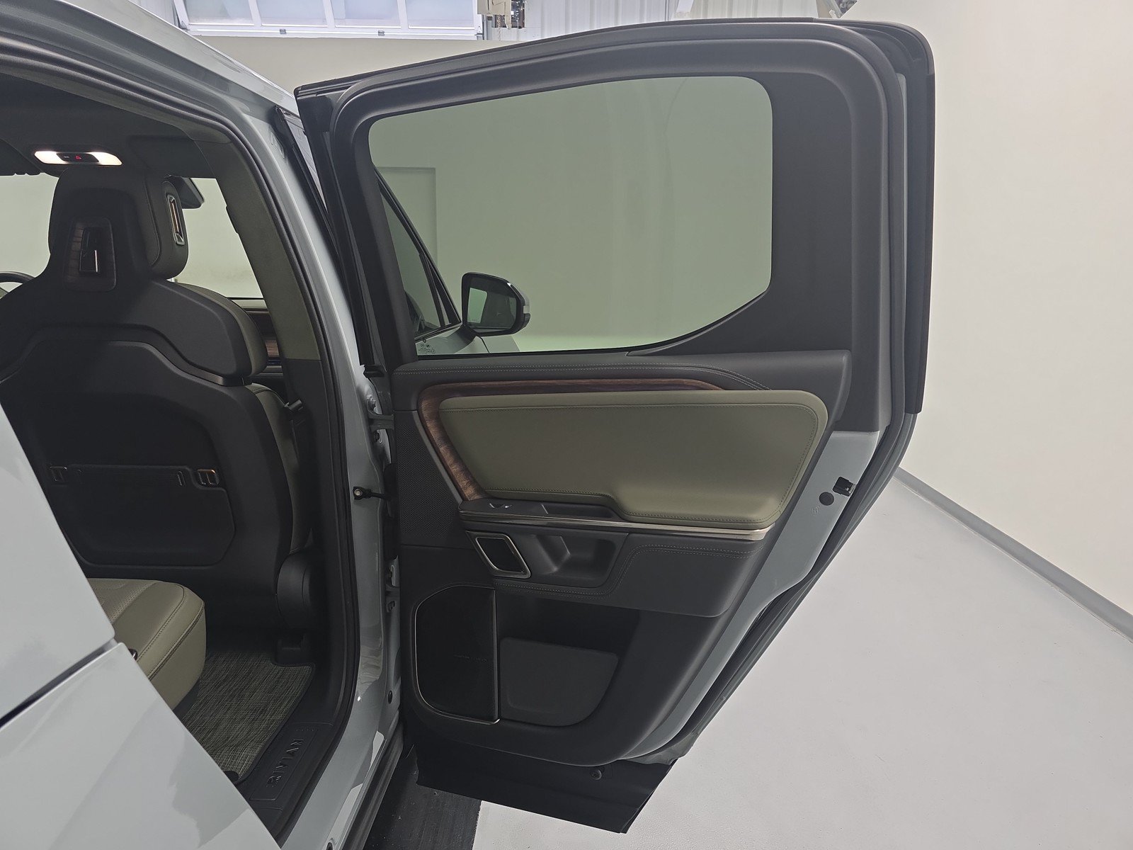 Used 2022 Rivian R1T Adventure AWD/4WD image 19