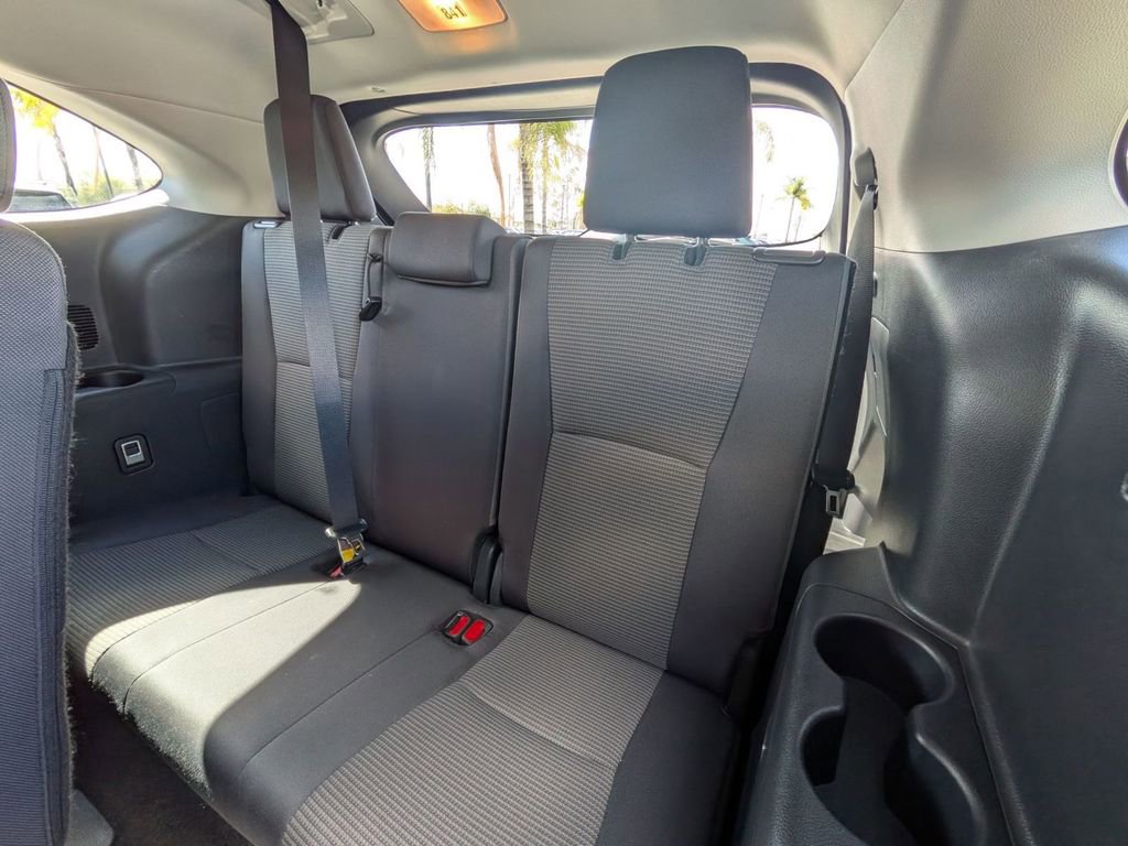 Used 2025 Toyota Highlander LE image 28