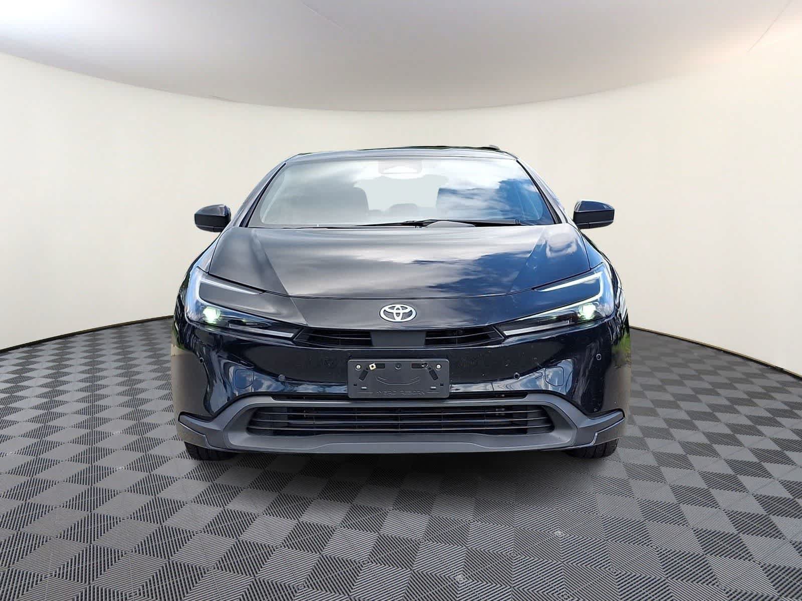 Certified 2025 Toyota Prius LE FWD image 3