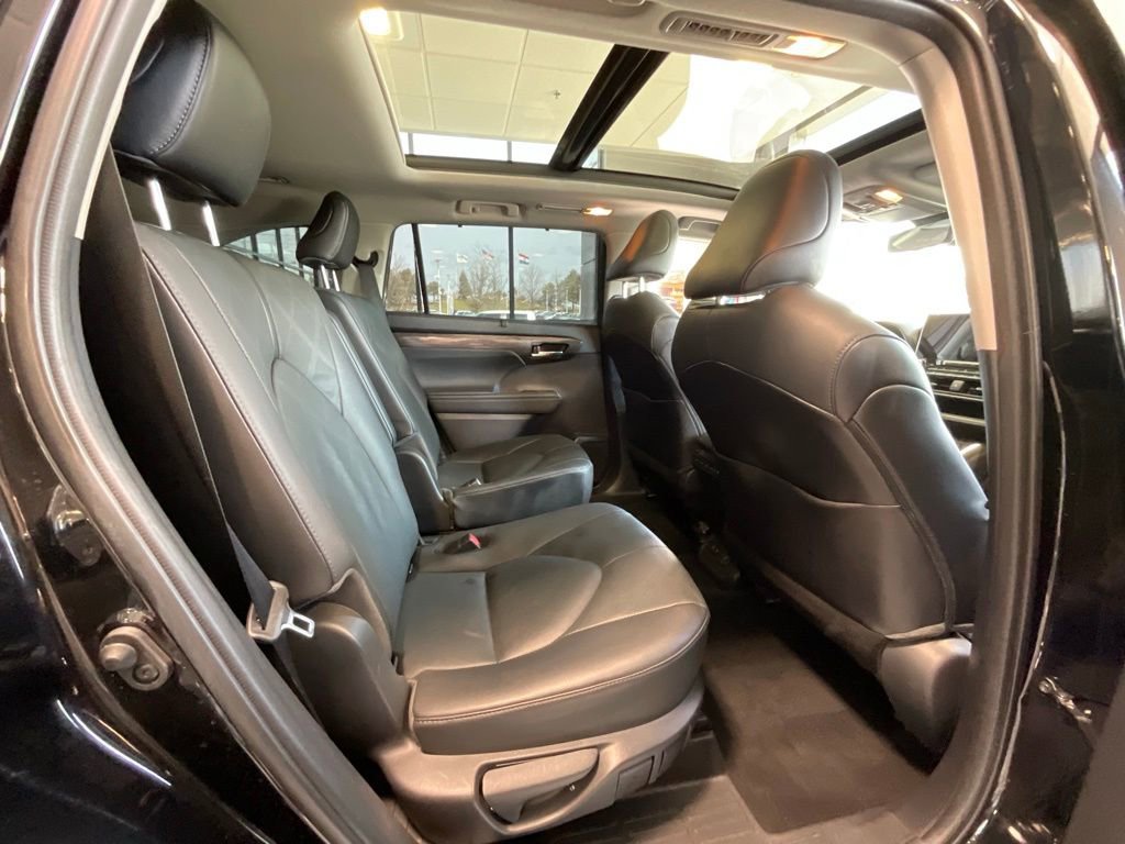 Used 2021 Toyota Highlander Platinum image 21