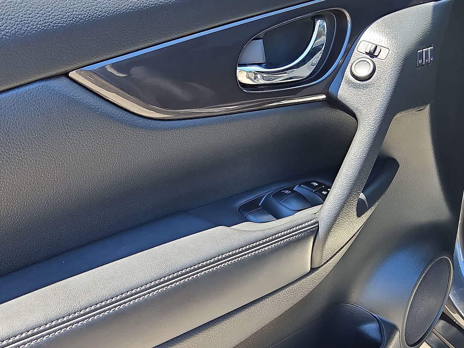 Used 2018 Nissan Rogue SV w/ Premium Package FWD image 29