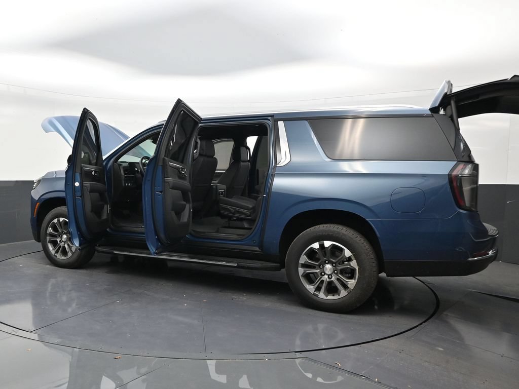 Used 2025 Chevrolet Suburban LT w/ Comfort Package RWD image 31