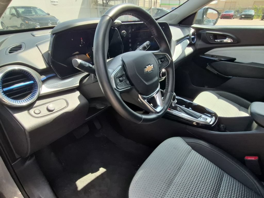 Used 2025 Chevrolet Trax LT w/ LT Convenience Package FWD image 7