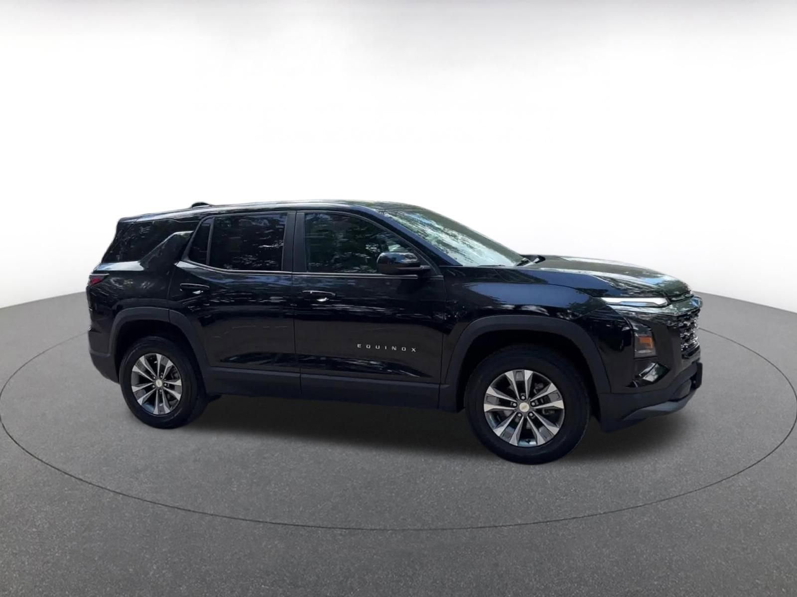 Used 2025 Chevrolet Equinox LT FWD image 2
