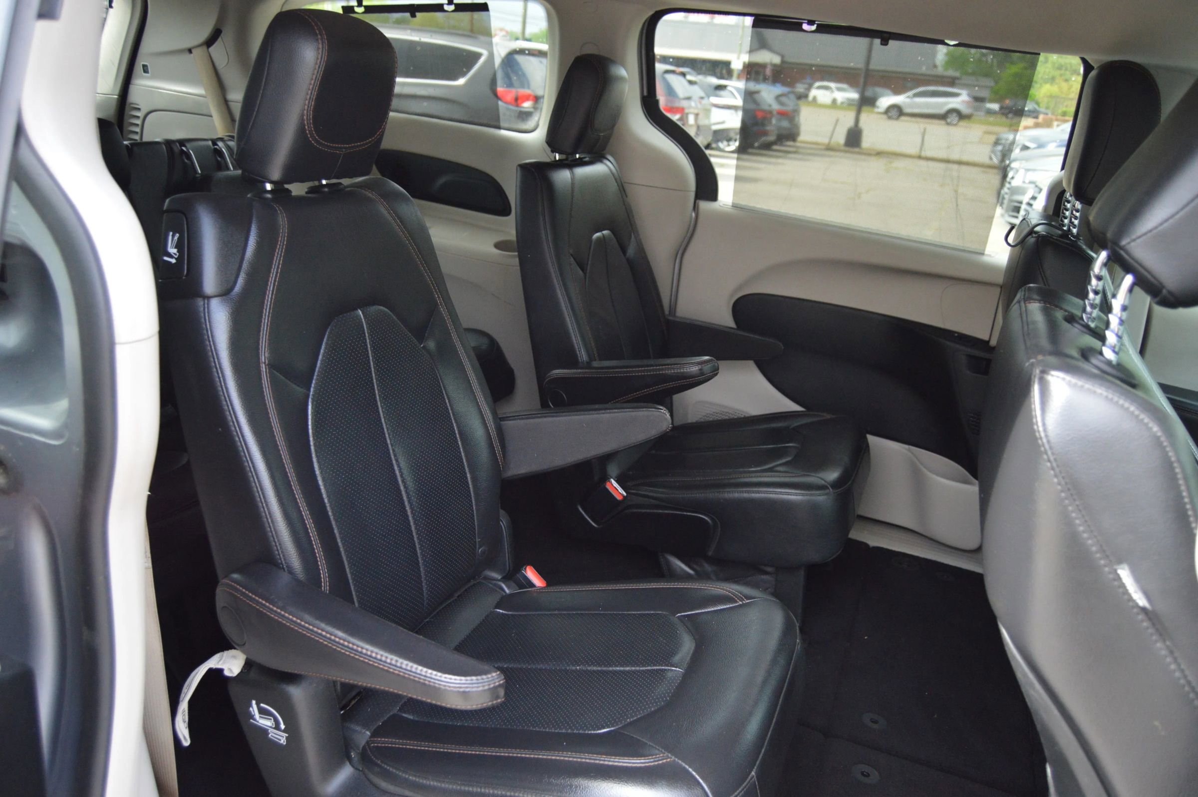 Used 2018 Chrysler Pacifica Touring-L w/ Advanced Safetytec Group FWD image 23