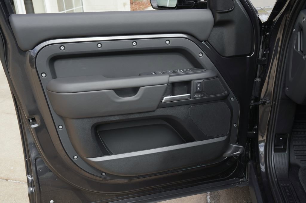 New 2026 Land Rover Defender 130 X-Dynamic SE image 11