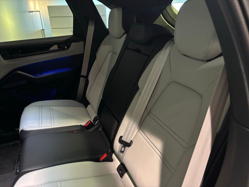Used 2025 Porsche Cayenne image 27
