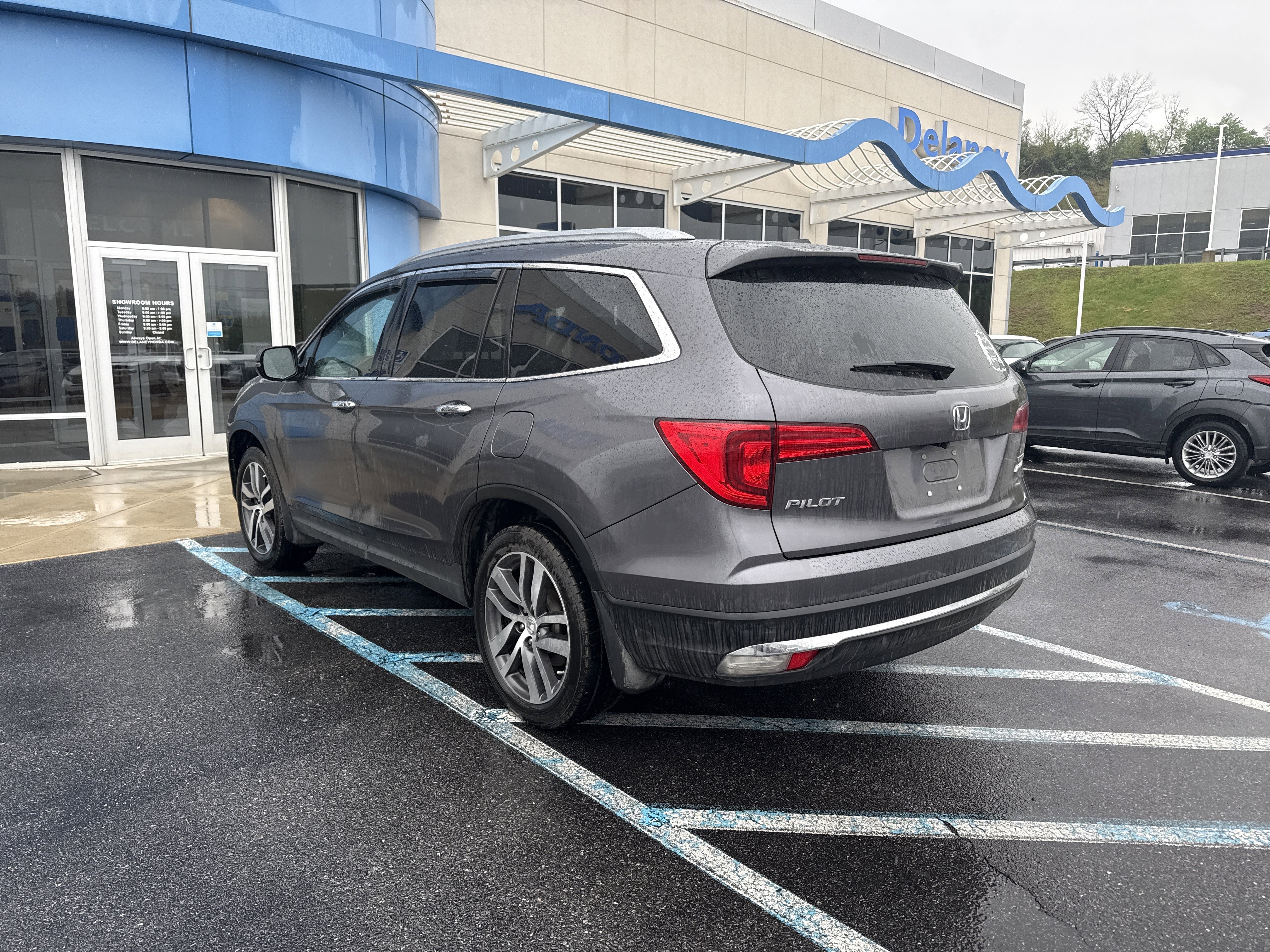 Used 2017 Honda Pilot Touring image 3