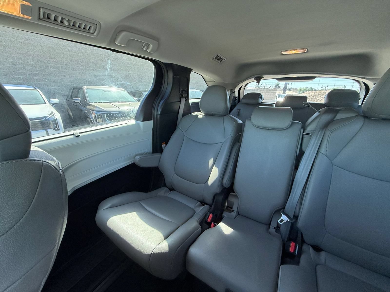Used 2025 Toyota Sienna XLE FWD image 41