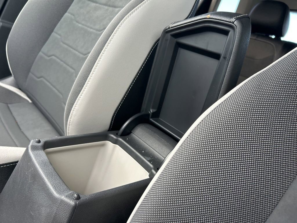 Certified 2025 Volkswagen Taos SE image 32