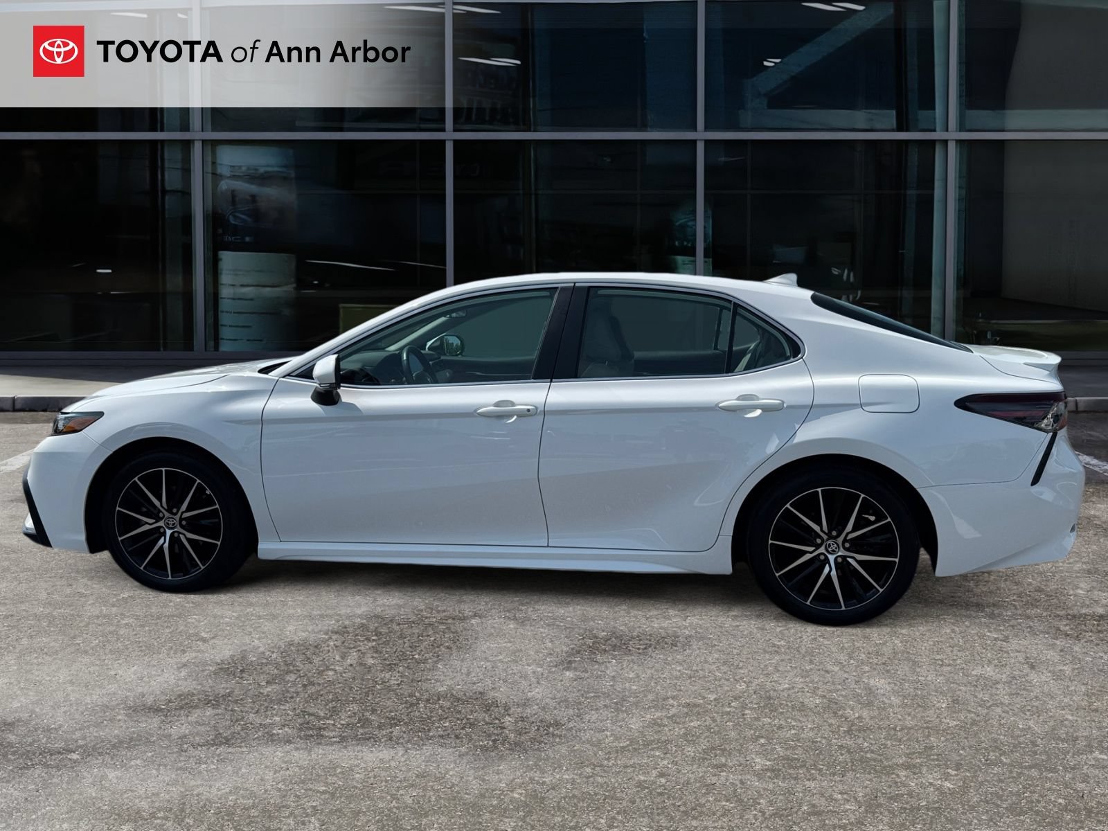 Used 2024 Toyota Camry SE FWD image 8