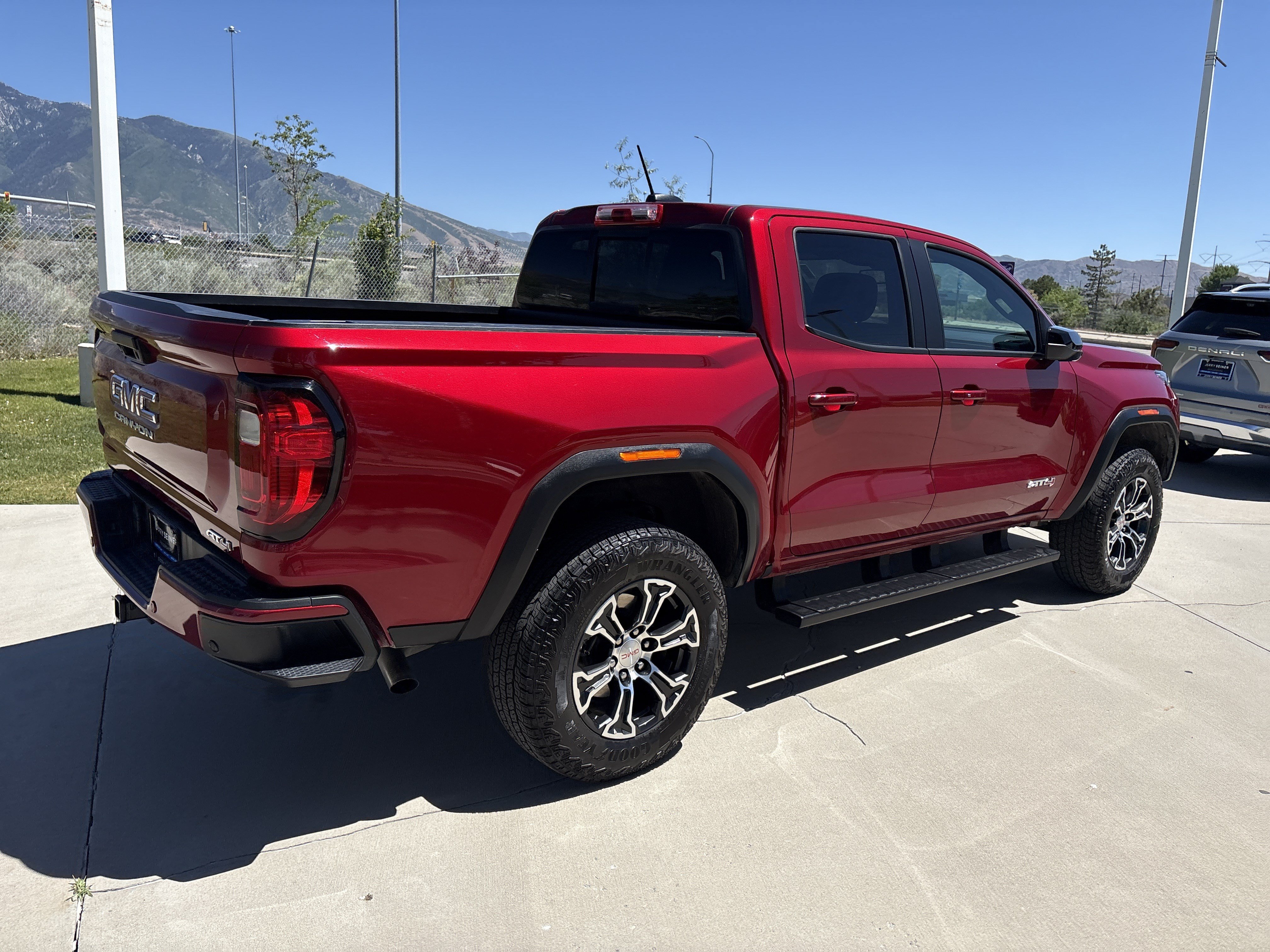 Used 2025 GMC Canyon AT4 w/ AT4 Premium Package AWD/4WD image 6