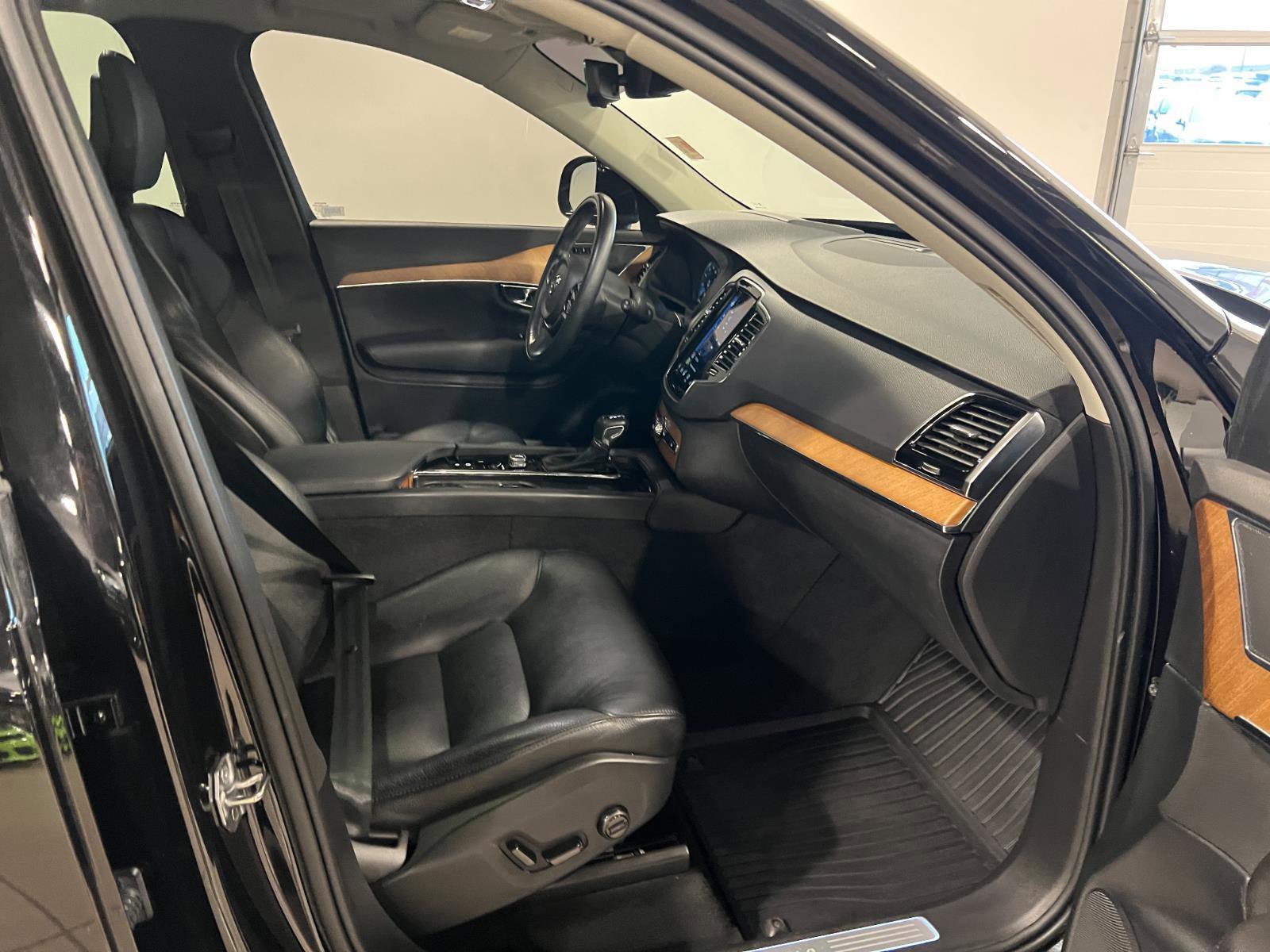 Used 2021 Volvo XC90 T6 Momentum image 38