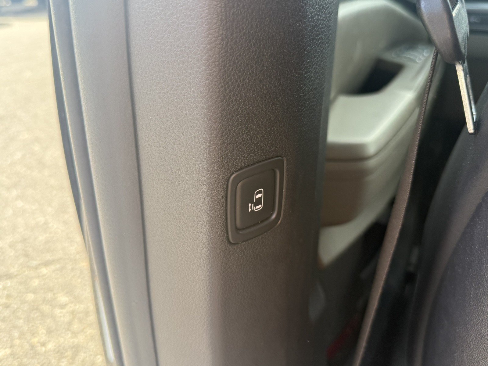 Used 2025 Kia Carnival FWD image 28