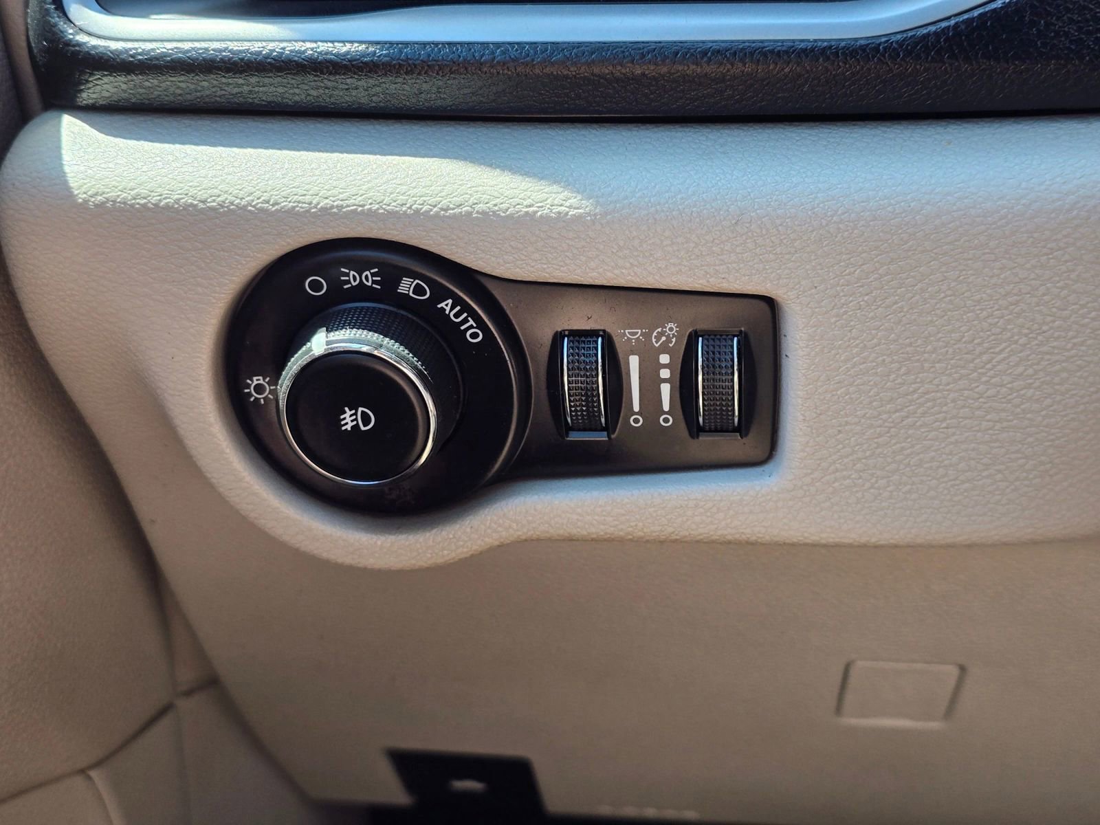 Used 2018 Chrysler Pacifica Touring-L FWD image 28