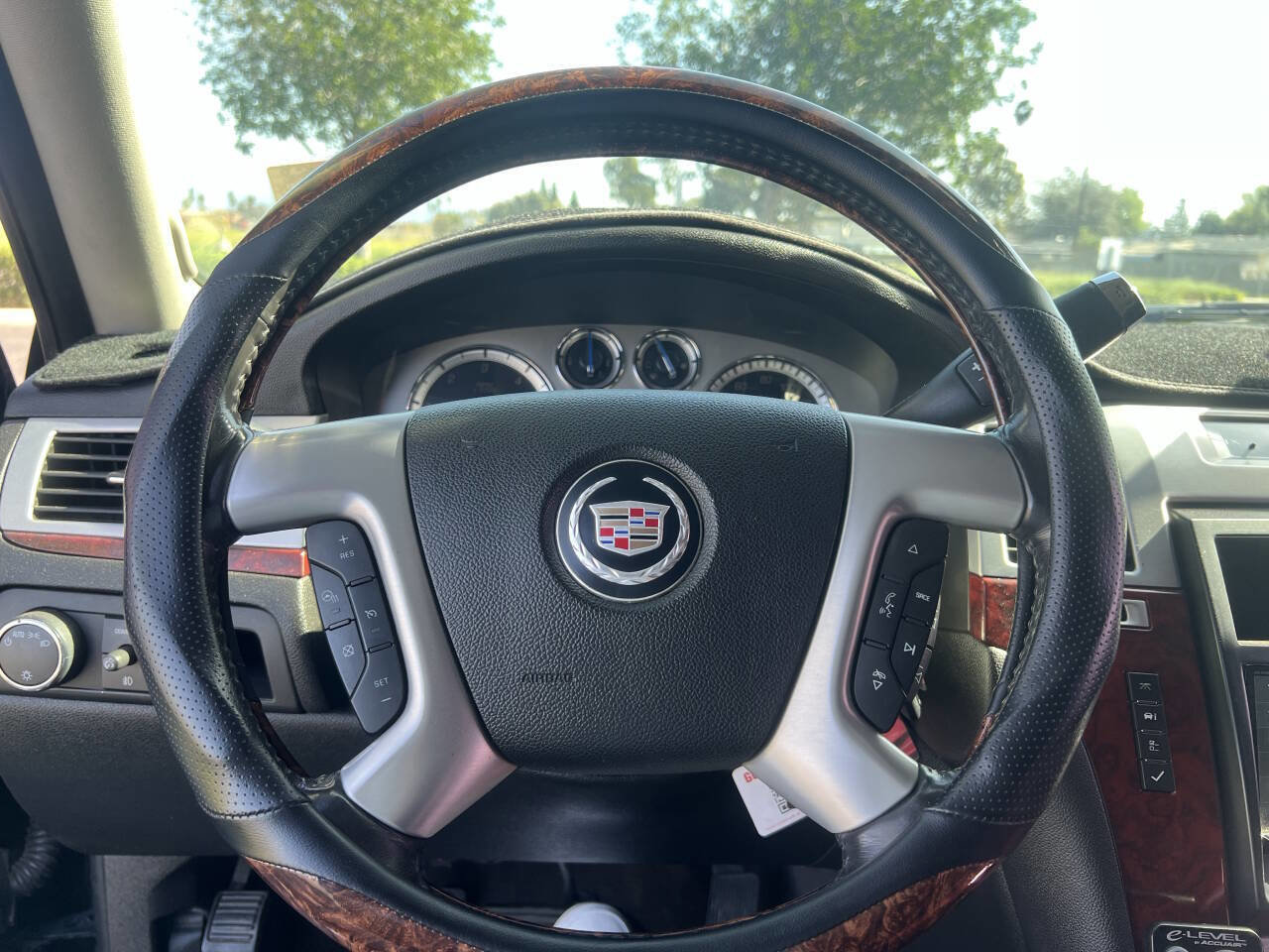 Used 2010 Cadillac Escalade Premium image 23