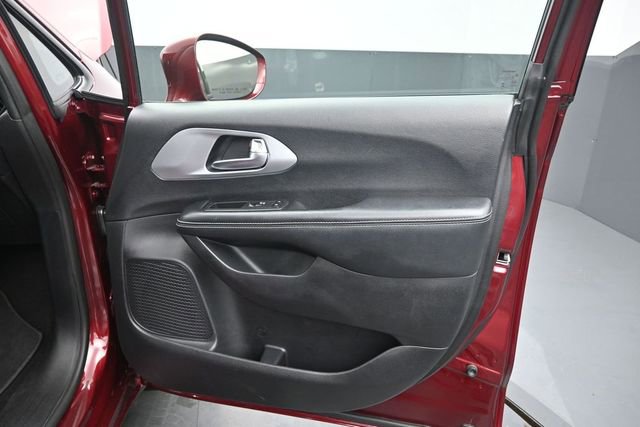 Used 2020 Chrysler Pacifica Touring w/ S Appearance Package FWD image 20