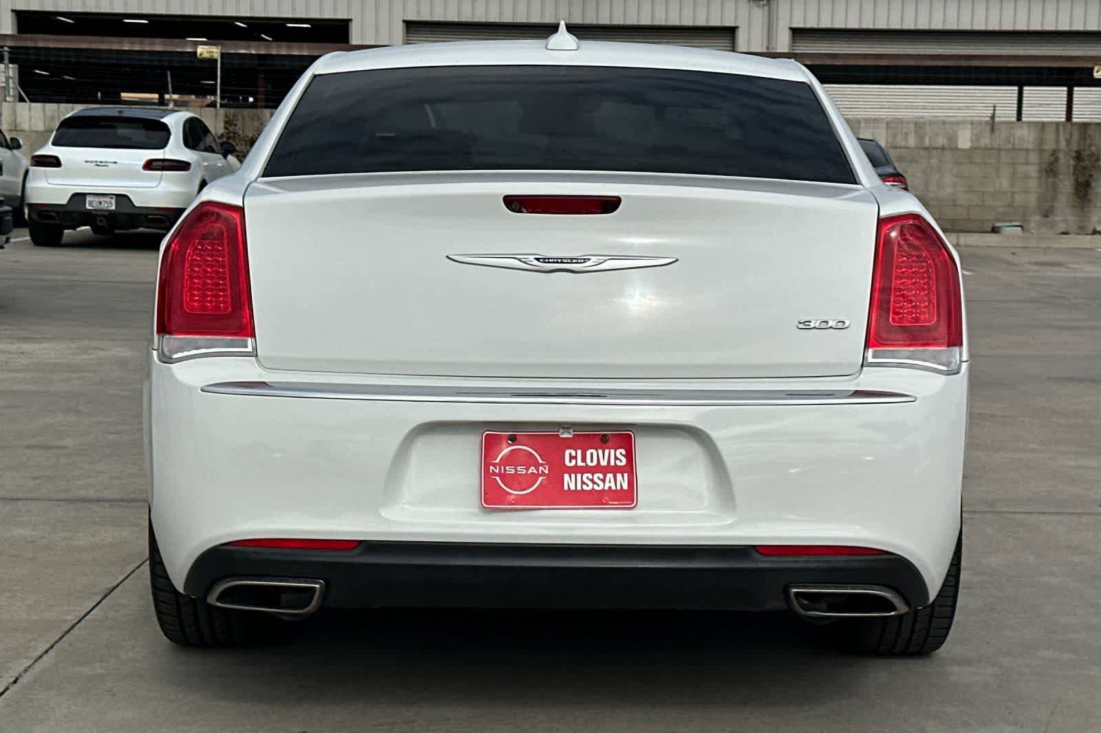 Used 2019 Chrysler 300 Limited RWD image 8
