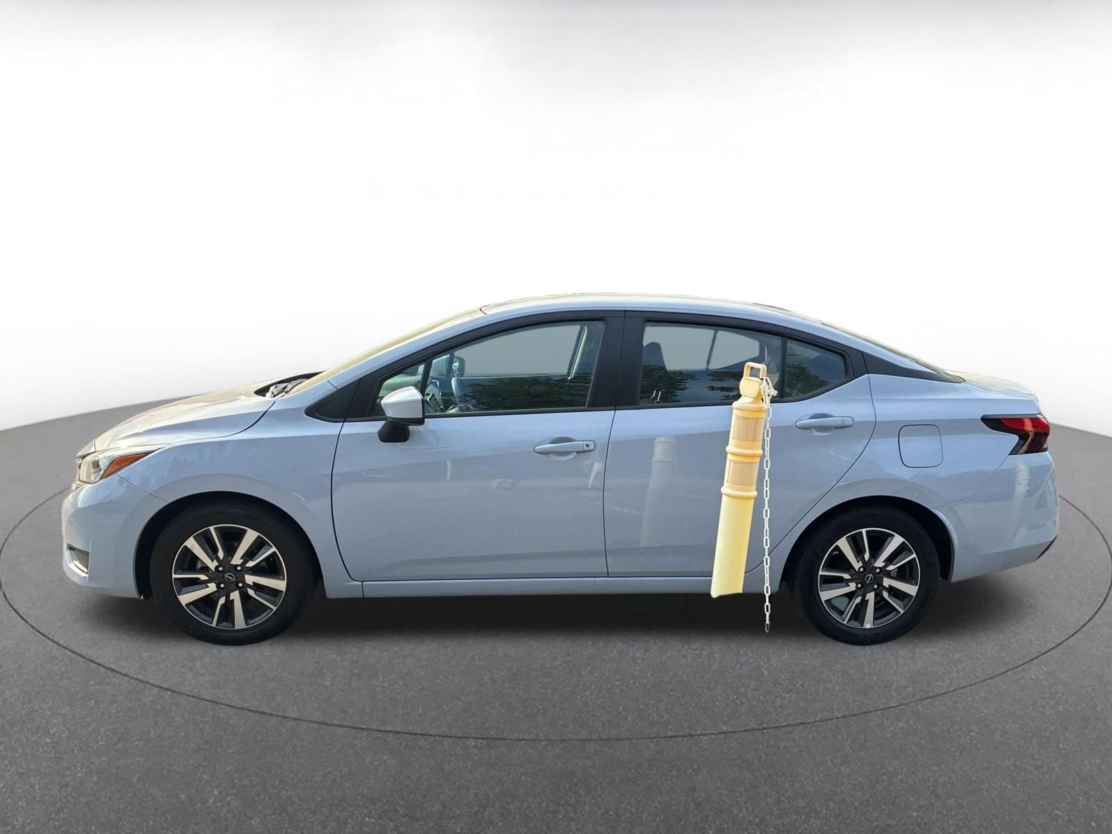 Used 2025 Nissan Versa SV image 4