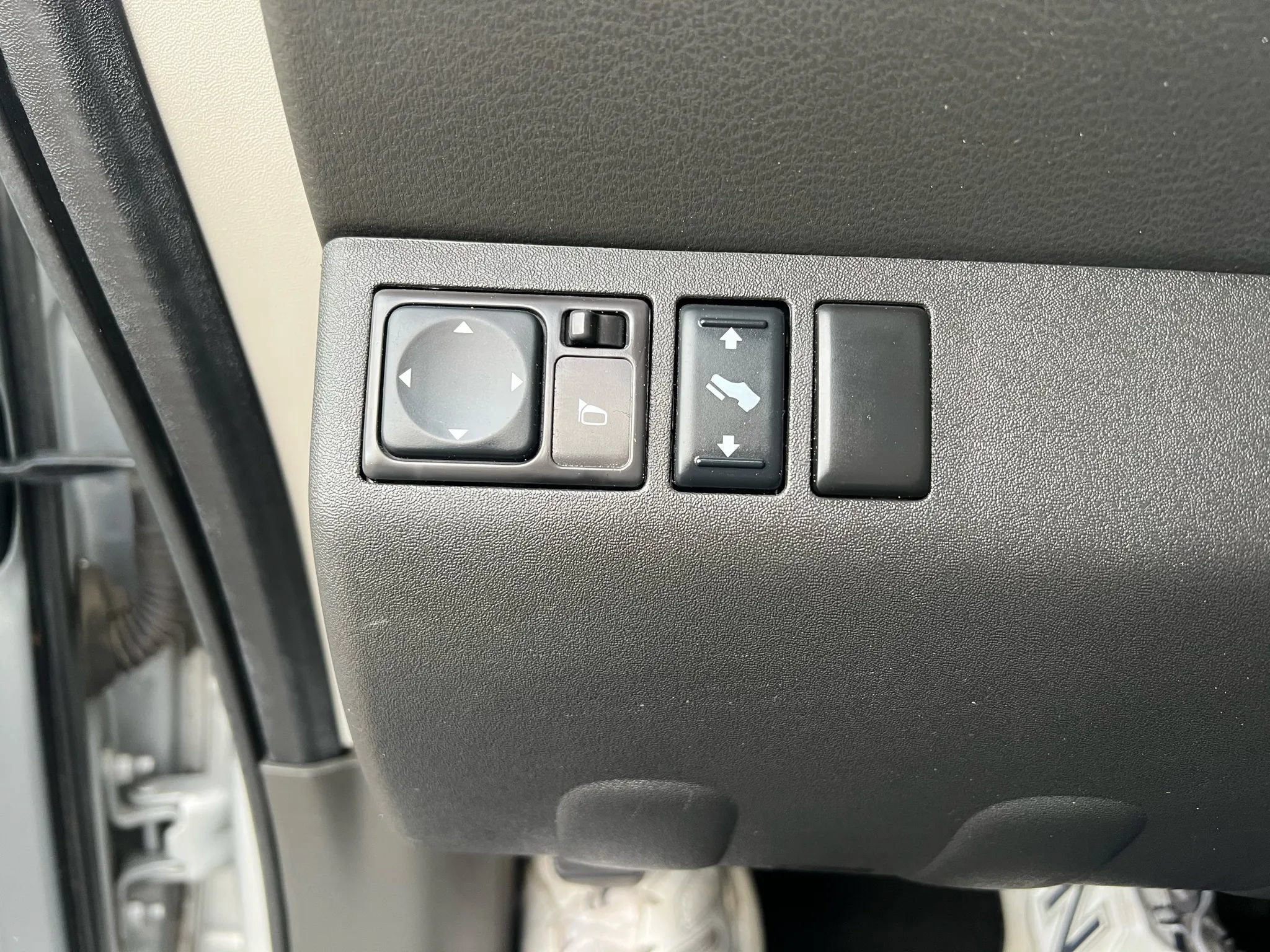 Used 2011 Nissan Pathfinder SV RWD image 14
