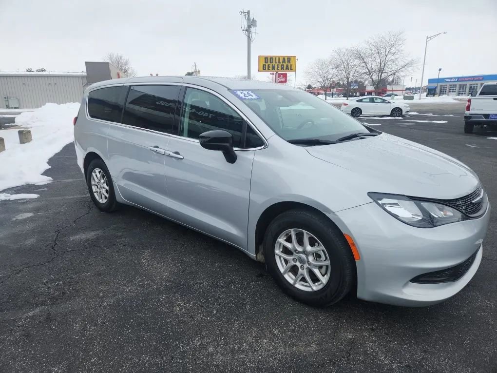 Used 2024 Chrysler Voyager LX FWD image 3