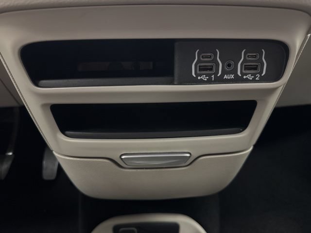 Used 2023 Chrysler Pacifica Touring-L FWD image 18