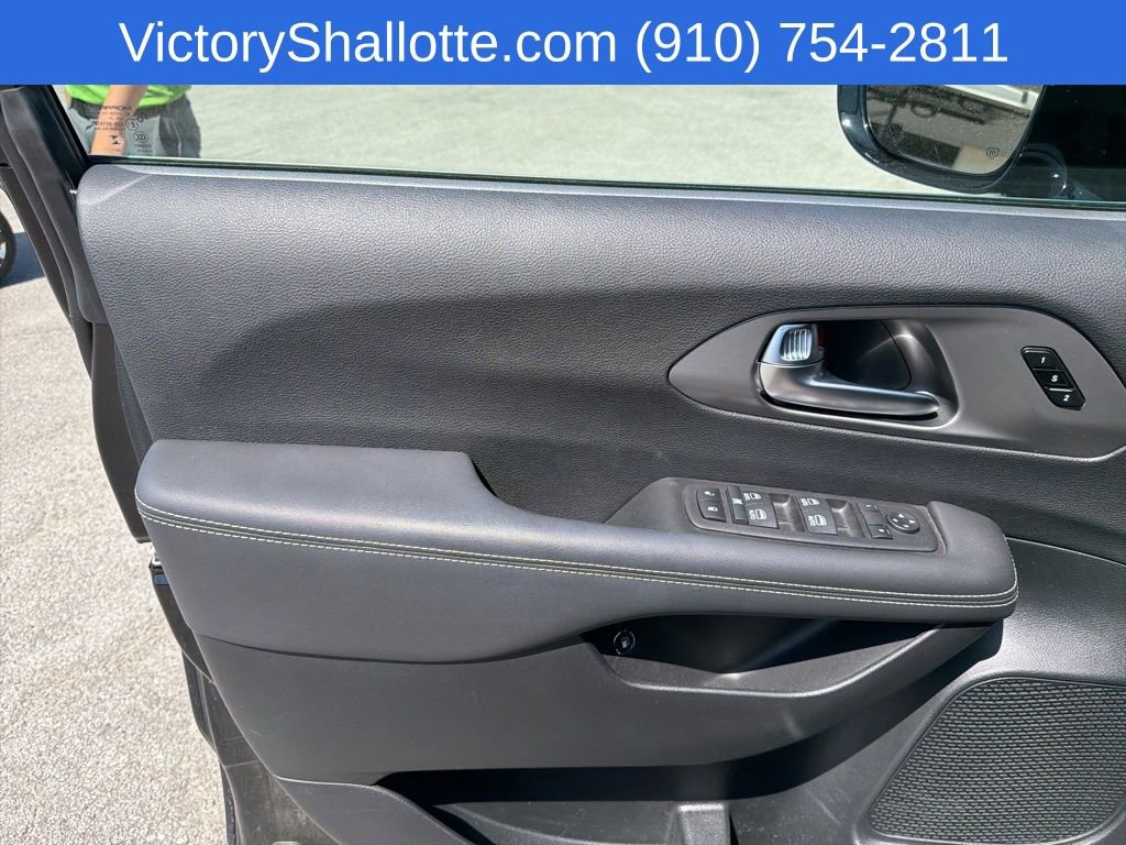 Used 2025 Chrysler Pacifica Select FWD image 12
