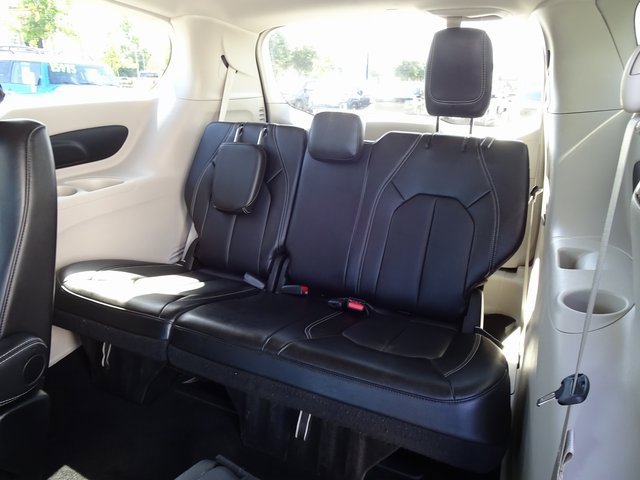 Used 2024 Chrysler Pacifica Touring-L image 15