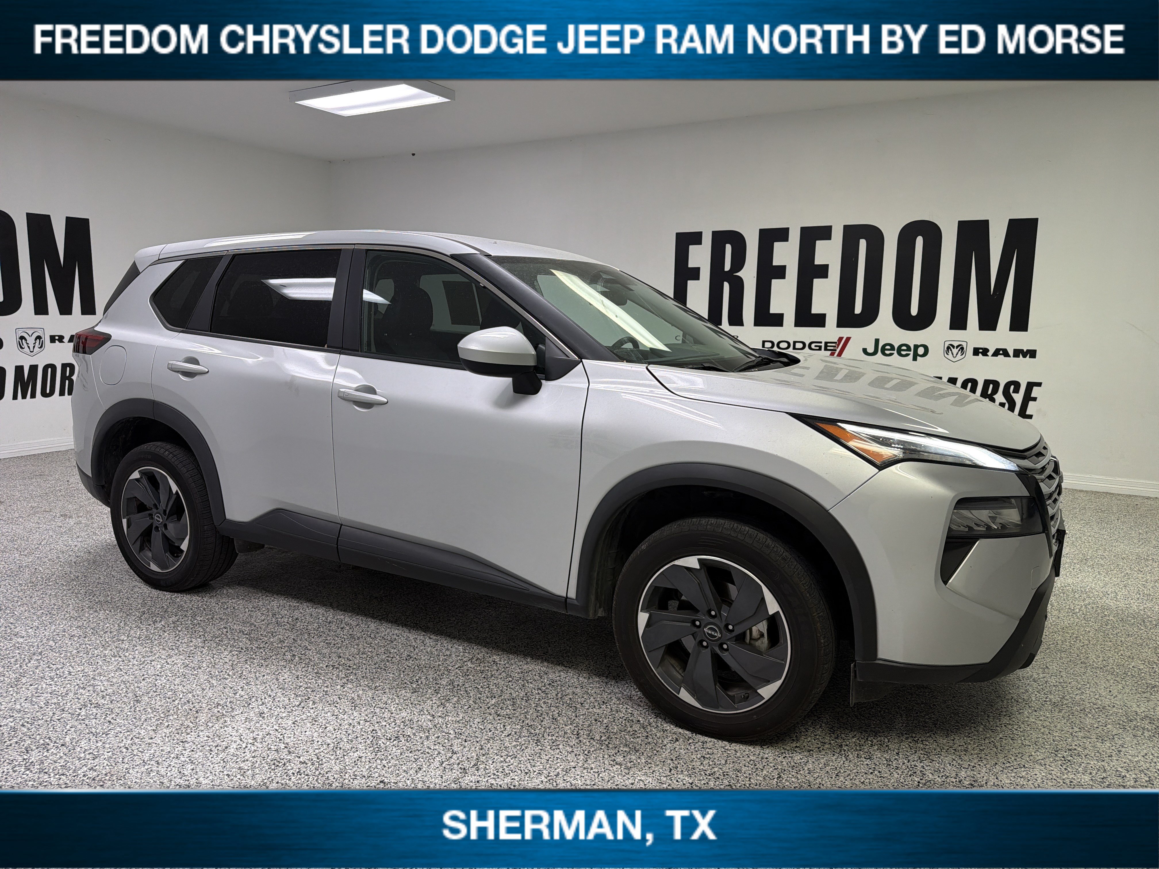 Used 2024 Nissan Rogue SV AWD/4WD image 3