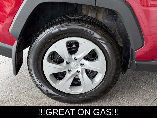 Used 2022 Toyota RAV4 LE AWD/4WD image 11