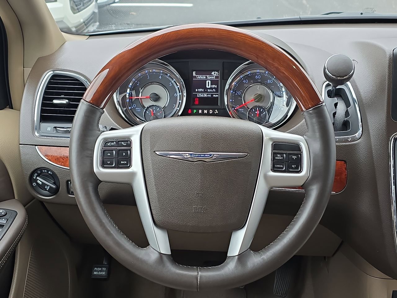 Used 2014 Chrysler Town & Country Limited w/ Luxury Group FWD image 34