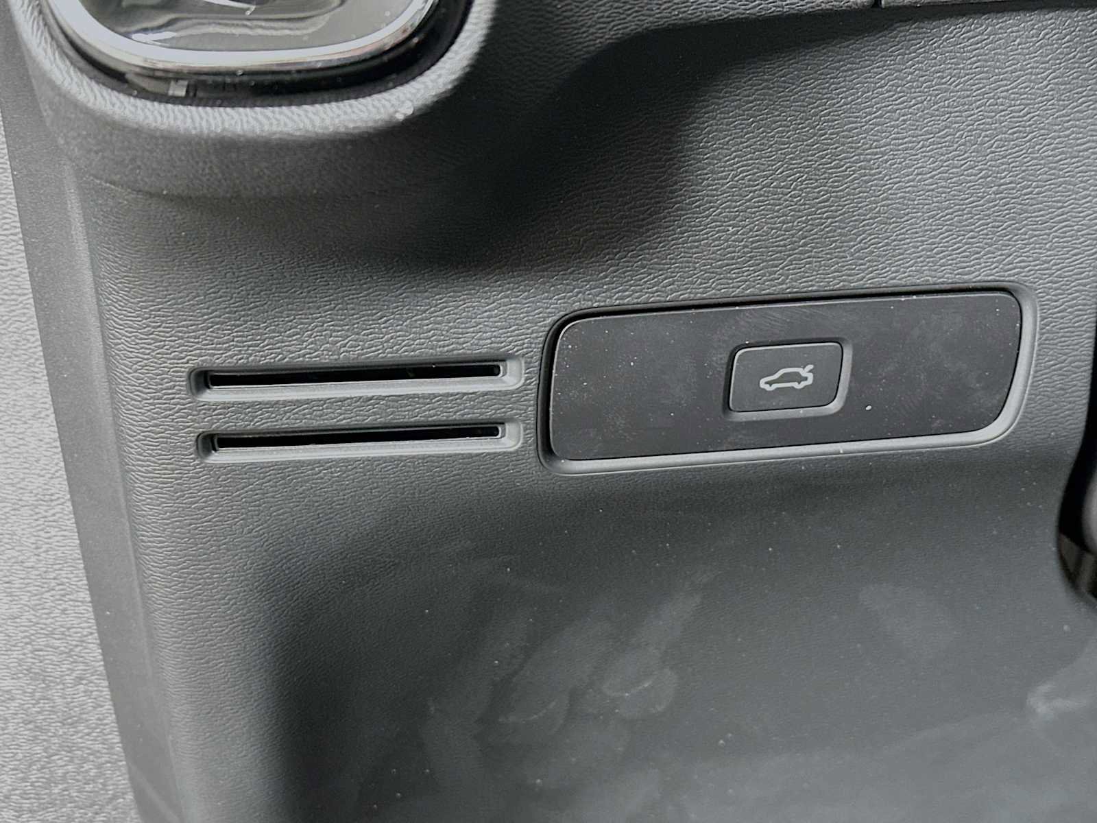 Used 2025 Volvo XC40 B5 Core w/ Protection Package Premier image 10