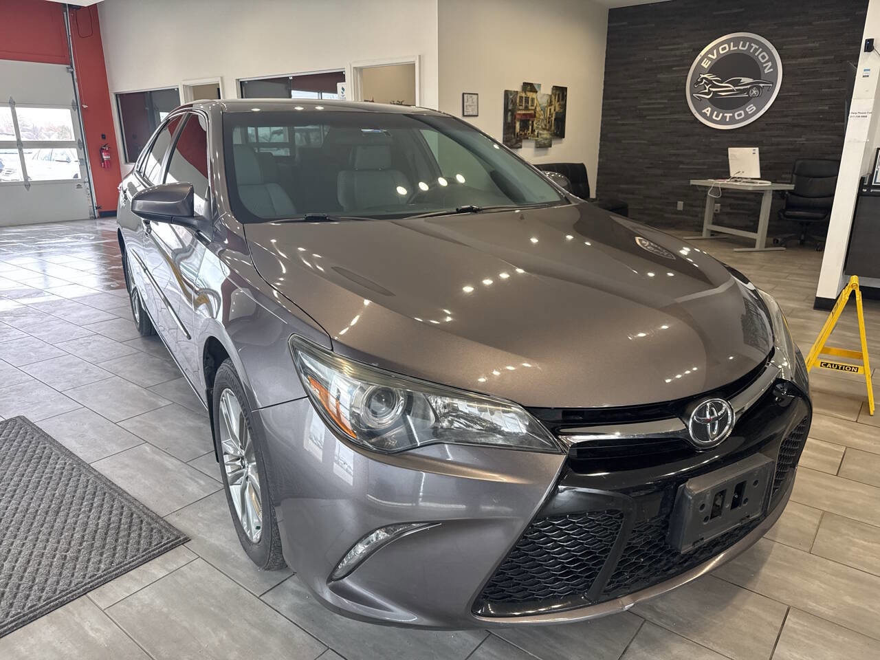 Used 2015 Toyota Camry SE image 2