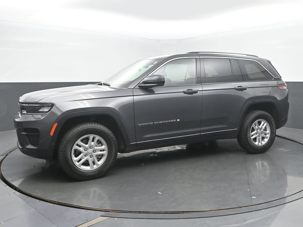 Used 2022 Jeep Grand Cherokee Laredo w/ Luxury Tech Group I AWD/4WD image 2
