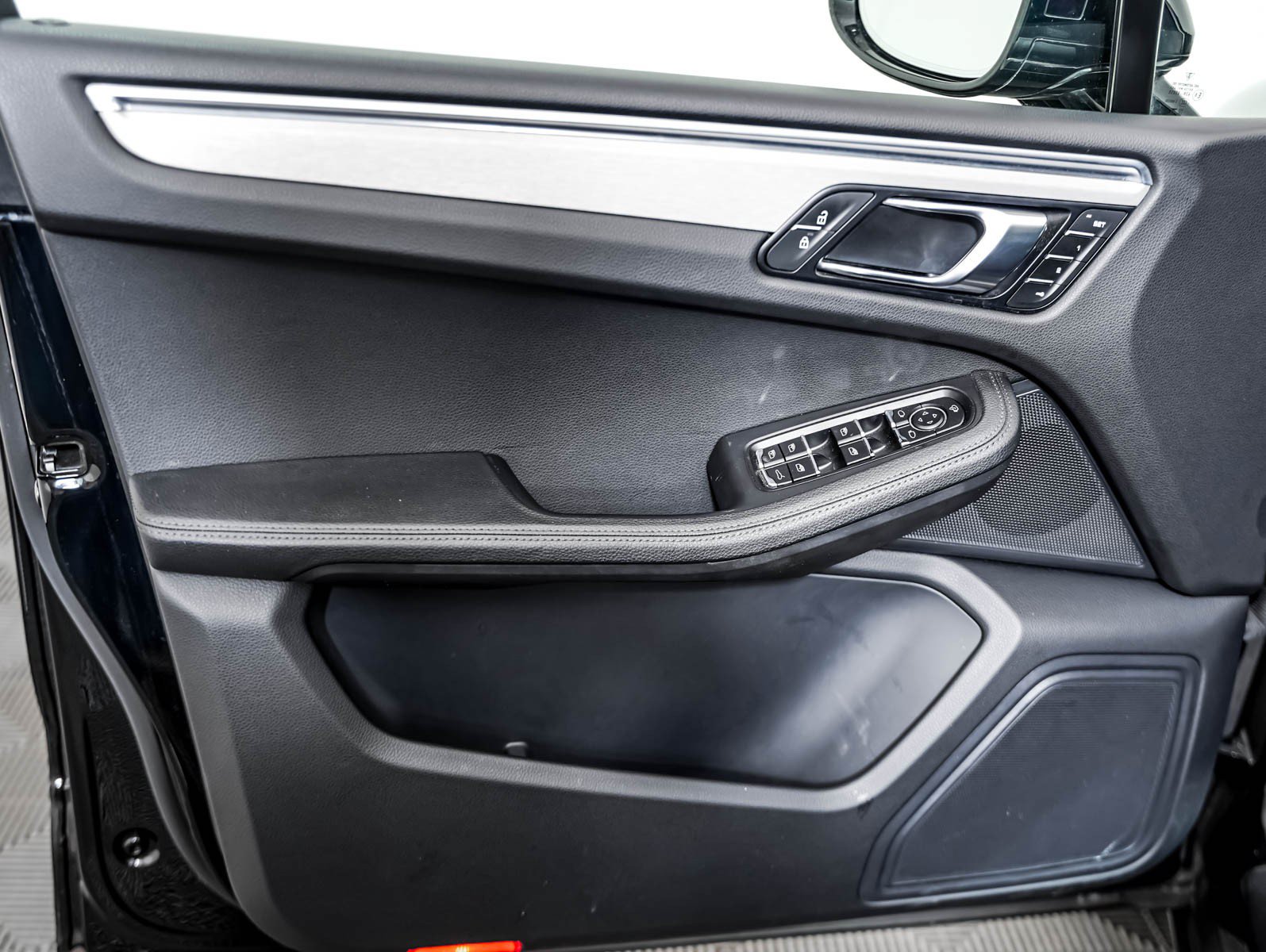 Certified 2023 Porsche Macan S AWD/4WD image 26