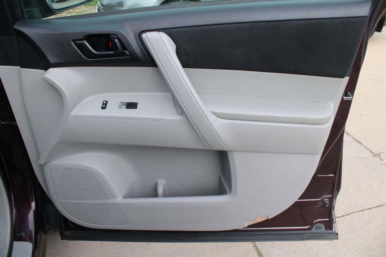 Used 2013 Toyota Highlander 4WD w/ Cold Weather Pkg image 7
