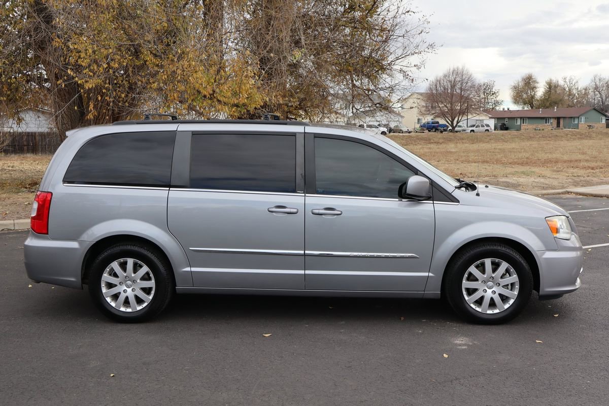 Used 2013 Chrysler Town & Country Touring image 3