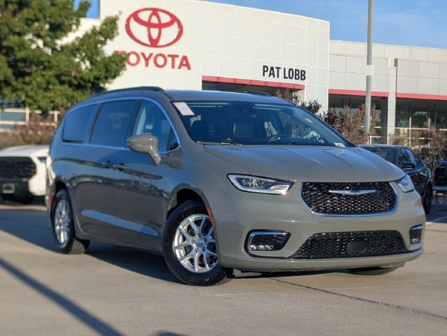 Used 2022 Chrysler Pacifica Touring-L FWD image 2