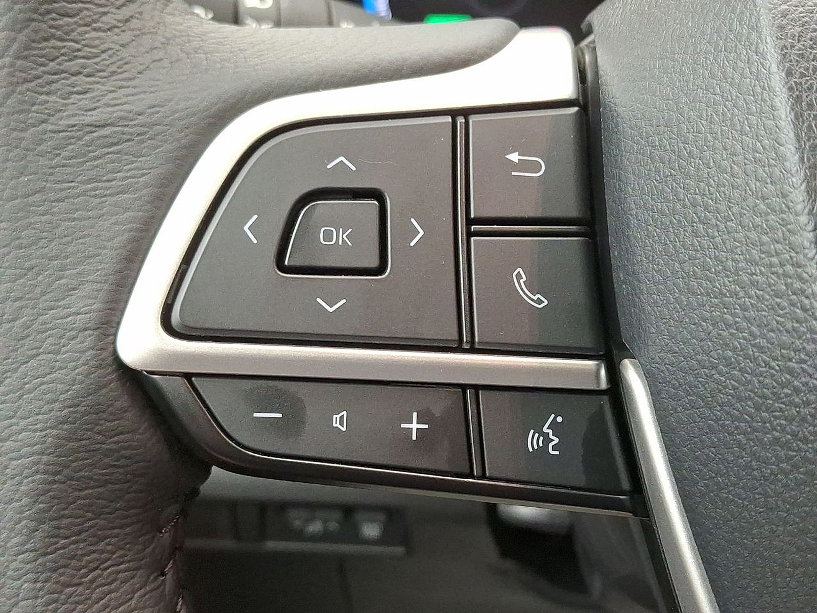 Used 2025 Toyota Sienna XLE w/ XLE Plus Package FWD image 26