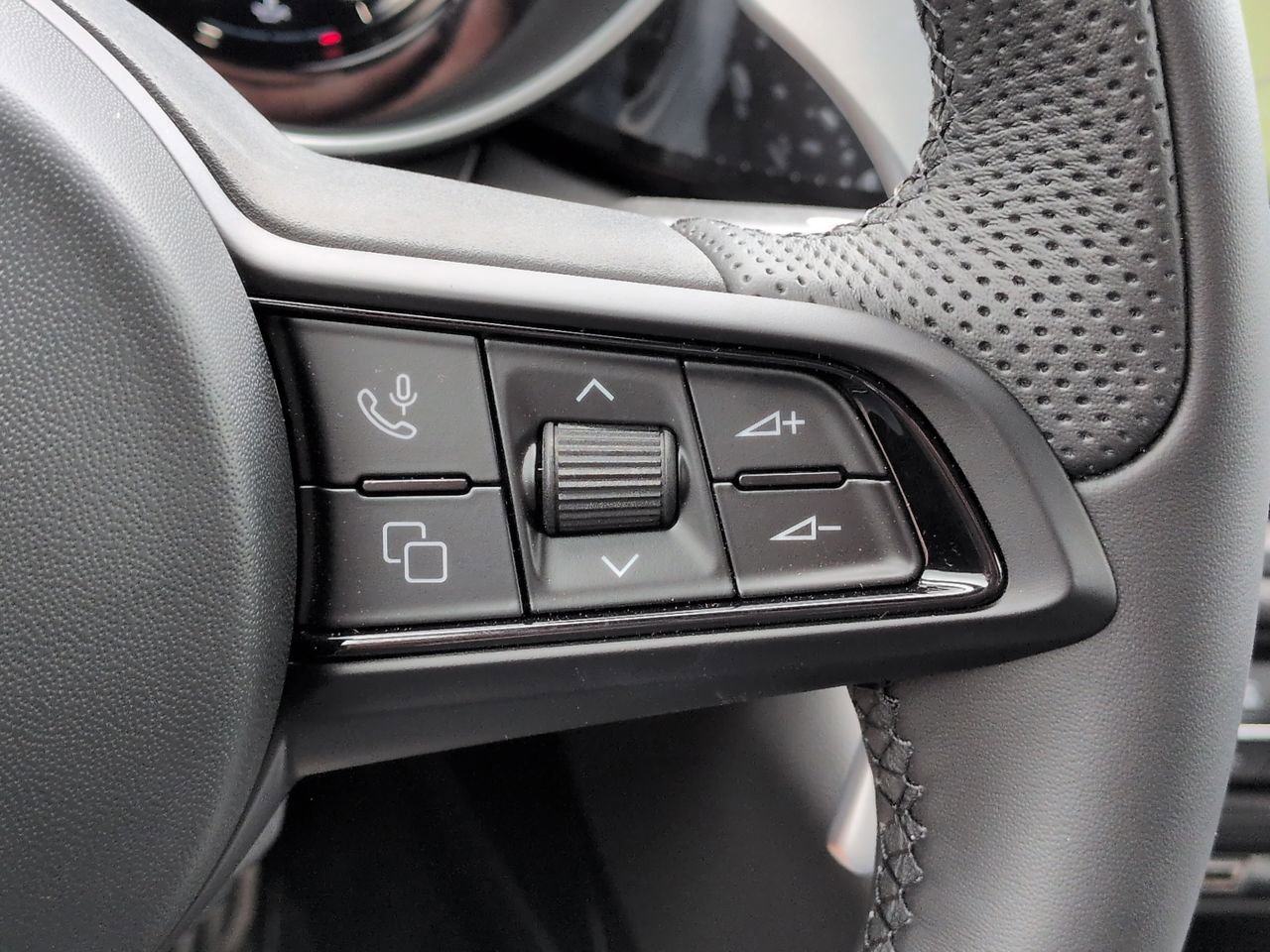 New 2025 Alfa Romeo Giulia w/ Driving Assist Package RWD image 23