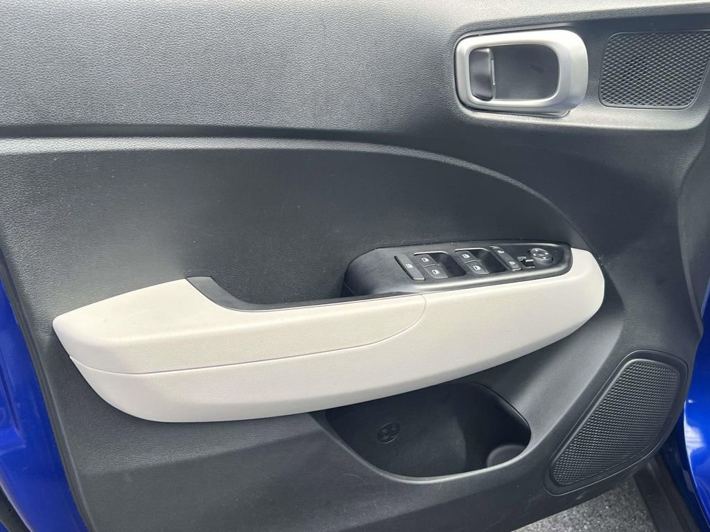 Certified 2025 Hyundai Venue SEL image 16