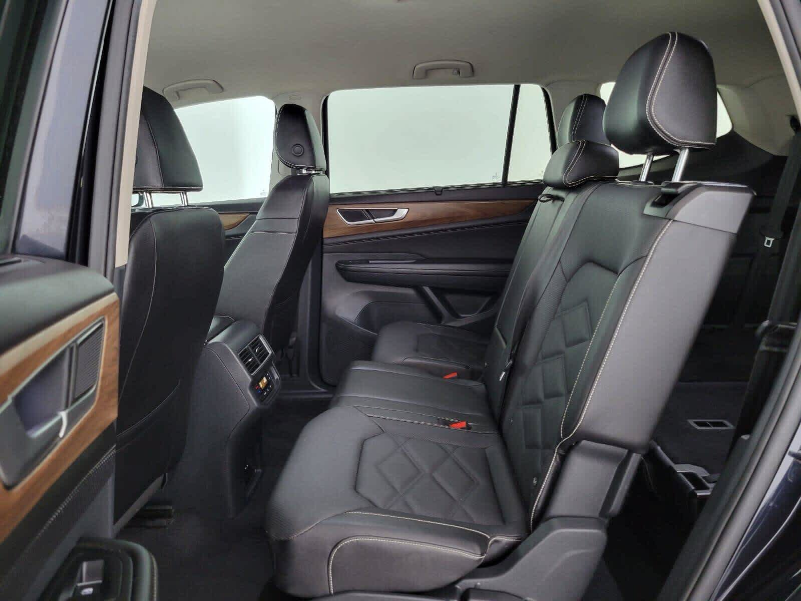 Used 2025 Volkswagen Atlas SE AWD/4WD image 18