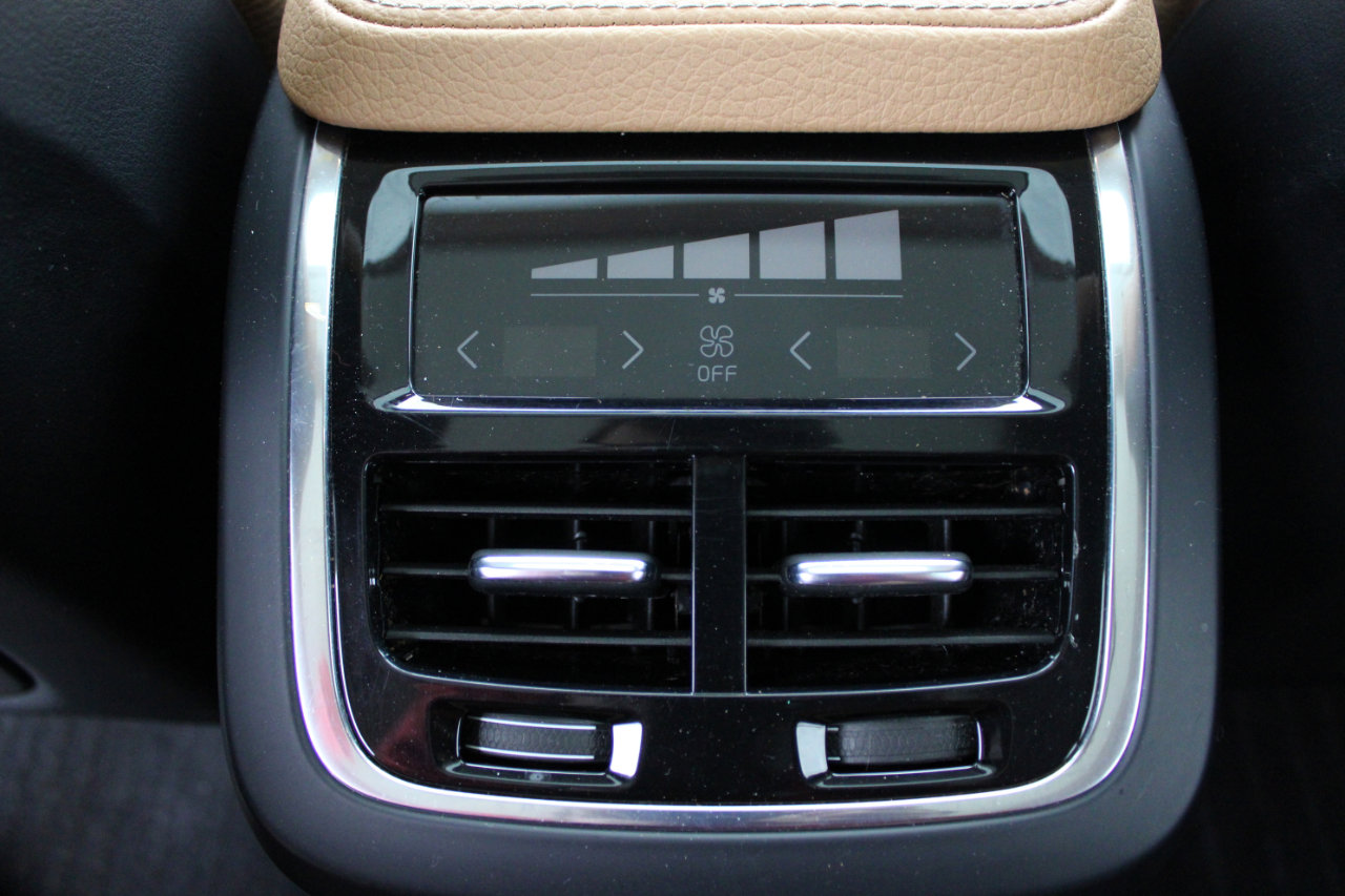 Used 2016 Volvo XC90 T6 Momentum w/ Momentum Plus Package image 35