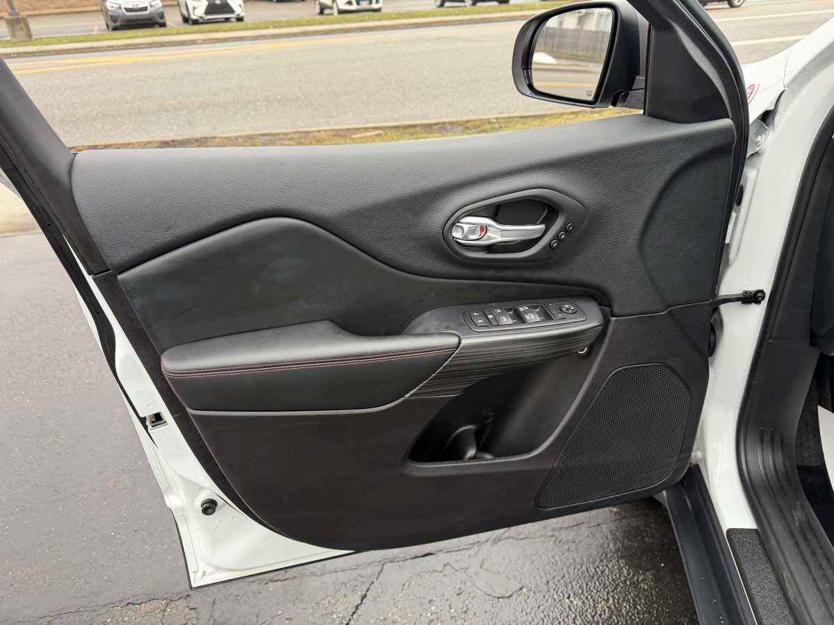 Used 2016 Jeep Cherokee Trailhawk w/ Comfort/Convenience Group image 11