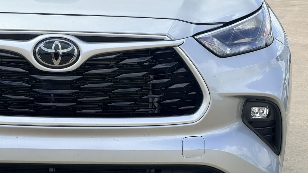 Used 2024 Toyota Highlander LE AWD/4WD image 5